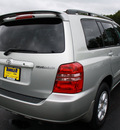 toyota highlander 2003 silver suv gasoline 6 cylinders all whee drive automatic with overdrive 07730