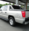 chevrolet avalanche 2004 pewter 1500 gasoline 8 cylinders 4 wheel drive automatic 98032