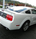 ford mustang 2007 white coupe gt gasoline 8 cylinders rear wheel drive 5 speed manual 98032