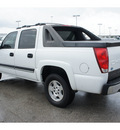 chevrolet avalanche 2005 white 1500 lt flex fuel 8 cylinders rear wheel drive automatic 77388