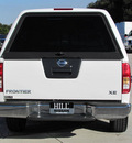 nissan frontier 2006 white xe gasoline 4 cylinders rear wheel drive 5 speed manual 33884