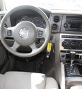 jeep commander 2006 dark tan suv gasoline 6 cylinders 4 wheel drive automatic 27616