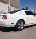 ford mustang 2006 white coupe gt gasoline 8 cylinders rear wheel drive automatic 80301