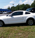 ford mustang 2005 white coupe v6 deluxe gasoline 6 cylinders rear wheel drive 5 speed manual 32401