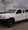 toyota tacoma 2006 white gasoline 4 cylinders rear wheel drive 5 speed manual 76018