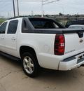 chevrolet avalanche 2007 white suv lt gasoline 8 cylinders rear wheel drive automatic with overdrive 76108