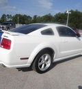 ford mustang 2009 white coupe gasoline 8 cylinders rear wheel drive 6 speed manual 77388