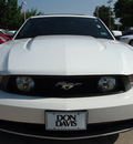 ford mustang 2011 white coupe gt premium 8 cylinders automatic 76011
