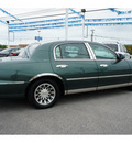 lincoln town car 2001 green sedan signature gasoline 8 cylinders rear wheel drive automatic 78654