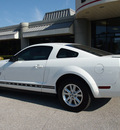 ford mustang 2009 white coupe v6 deluxe gasoline 6 cylinders rear wheel drive 5 speed manual 76011