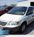 chrysler voyager 2002 white van 4 cylinders automatic 75062