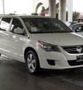 volkswagen routan 2010 white van se gasoline 6 cylinders front wheel drive automatic with overdrive 77477