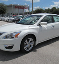 nissan altima 2013 white sedan 2 5 sv gasoline 4 cylinders front wheel drive automatic 33884
