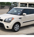 kia soul 2012 white hatchback gasoline 4 cylinders front wheel drive 6 speed manual 77375