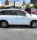 toyota highlander 2004 white suv 3rd row gasoline 6 cylinders front wheel drive automatic 78205