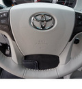 toyota sienna 2013 white van se 8 passenger gasoline 6 cylinders front wheel drive automatic 78232