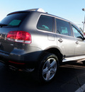 volkswagen touareg 2004 gray suv v8 gasoline 8 cylinders all whee drive automatic 32401