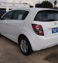 chevrolet sonic 2013 off white hatchback lt auto gasoline 4 cylinders front wheel drive automatic 77090