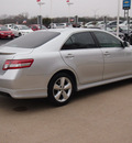 toyota camry 2011 silver sedan se 4 cylinders automatic with overdrive 77802