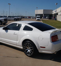 ford mustang 2005 white coupe gt deluxe gasoline 8 cylinders rear wheel drive 5 speed manual 76108