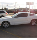 ford mustang 2011 white coupe v6 gasoline 6 cylinders rear wheel drive 6 speed manual 77375